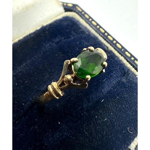 152 - 9ct gold diopside ring weight 2.5g