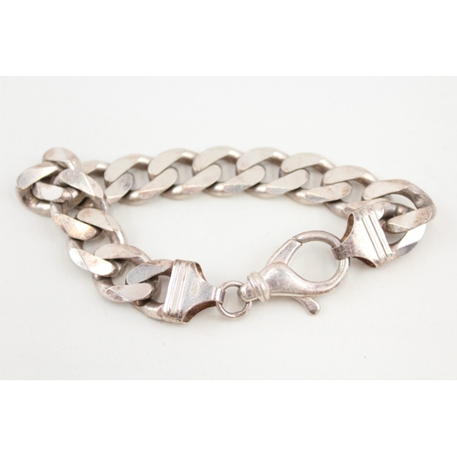 428 - A chunky curb link gents chain bracelet (64g)