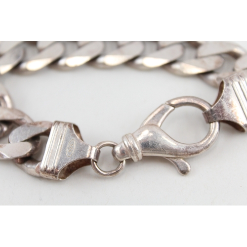 428 - A chunky curb link gents chain bracelet (64g)