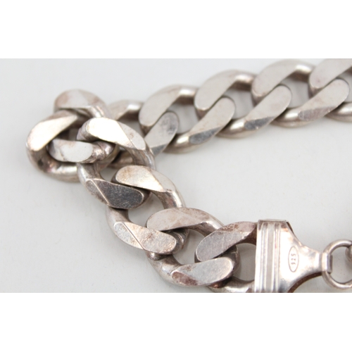 428 - A chunky curb link gents chain bracelet (64g)