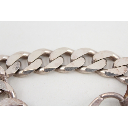 428 - A chunky curb link gents chain bracelet (64g)