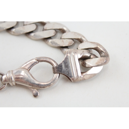 428 - A chunky curb link gents chain bracelet (64g)