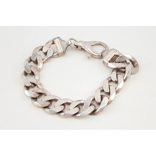 428 - A chunky curb link gents chain bracelet (64g)