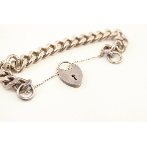 429 - A vintage silver heart padlock bracelet (57g)