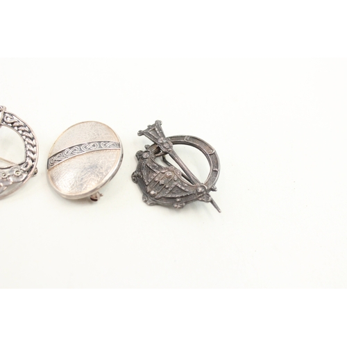 440 - A collection of Scottish silver brooches including a pennanular (37g)