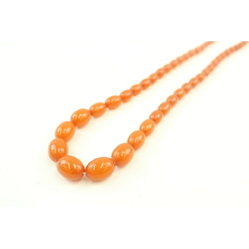 470 - An amber bead necklace (40g)