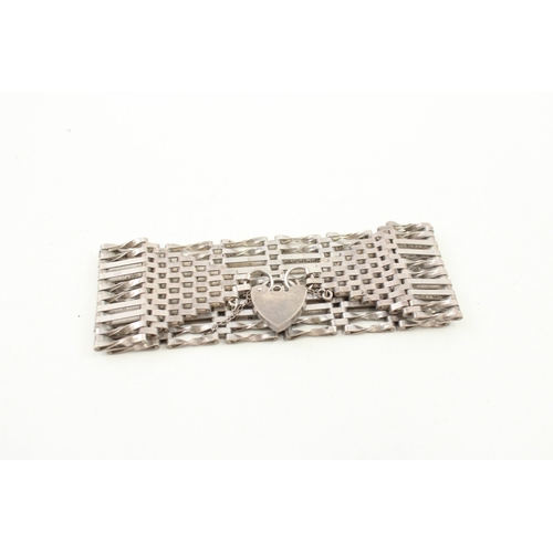 472 - A vintage silver heart padlock gate bracelet (41g)