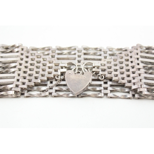 472 - A vintage silver heart padlock gate bracelet (41g)