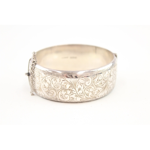 478 - A vintage silver foliate design bangle (34g)