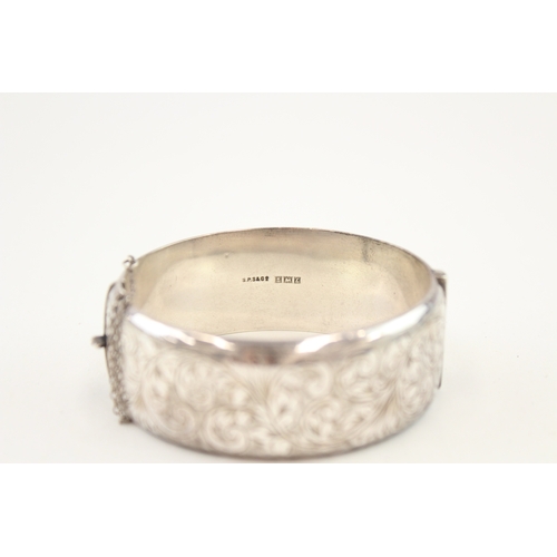 478 - A vintage silver foliate design bangle (34g)