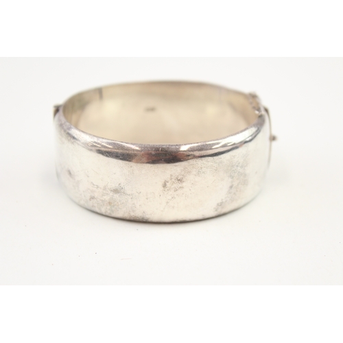 478 - A vintage silver foliate design bangle (34g)