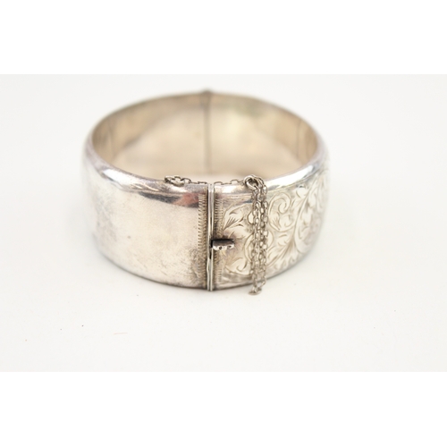 478 - A vintage silver foliate design bangle (34g)