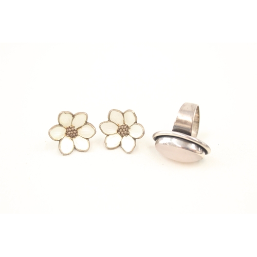 480 - Two Scandinavian silver jewellery pieces including a ring by Carl Ove Frydensberg (13g)