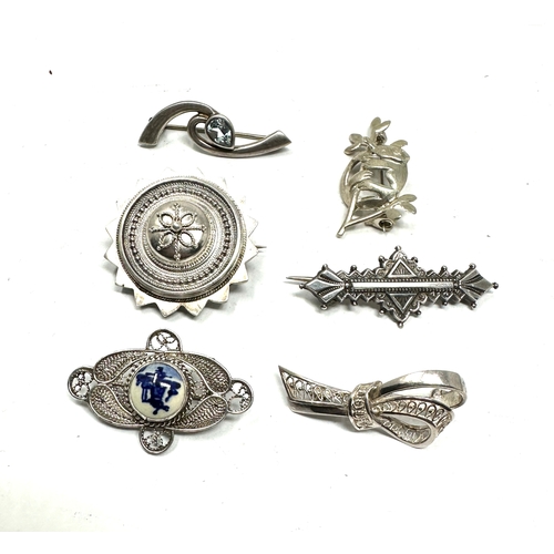 381 - 6 vintage silver brooches weight 22g