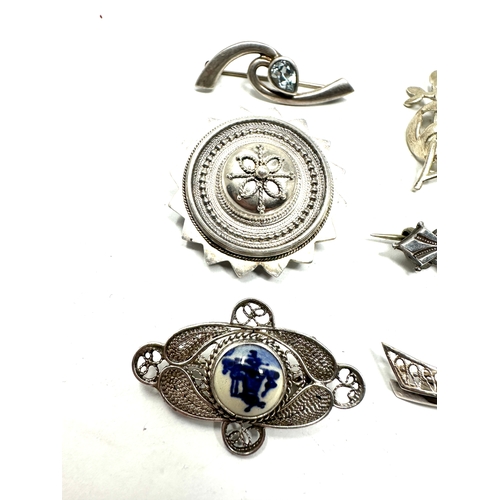 381 - 6 vintage silver brooches weight 22g