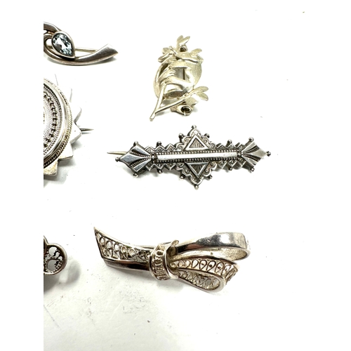 381 - 6 vintage silver brooches weight 22g