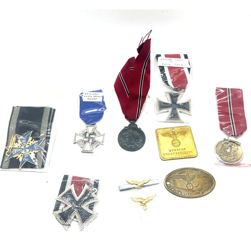 560 - Selection of German WWII items including Iron Cross, War Medal, Gestapo badge