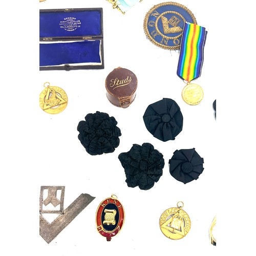 86 - Selection of Masonic items to include medals and cloth badges etc all in a Masonic leather briefcase... 