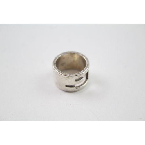 415 - Silver cut work logo band ring by designer Gucci (10g)