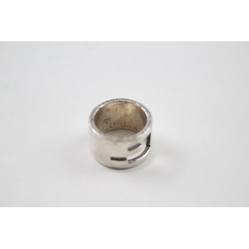 415 - Silver cut work logo band ring by designer Gucci (10g)