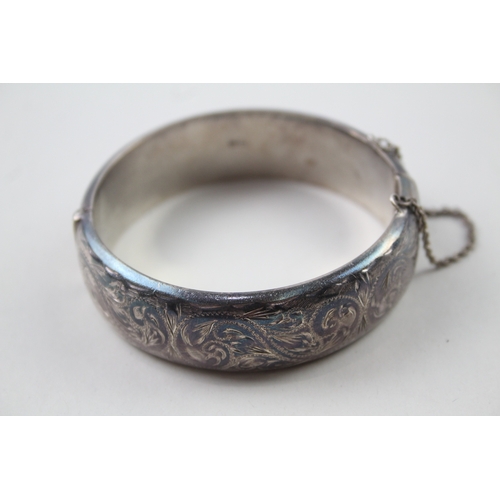 396 - Silver vintage bangle with scrolling etched design (39g)