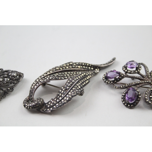 402 - Four silver vintage marcasite brooches including gemstone (57g)