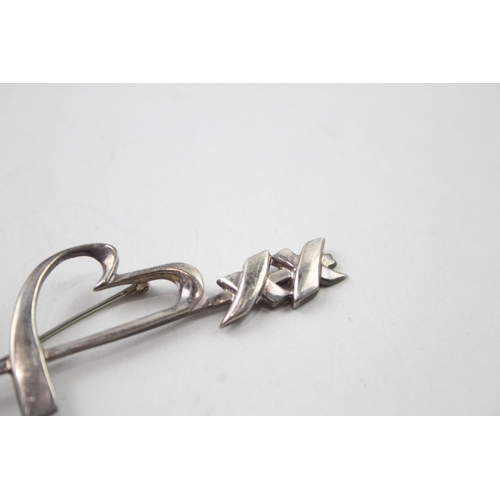 413 - Silver loving heart brooch by Paloma Picasso for designer Tiffany & Co (8g)