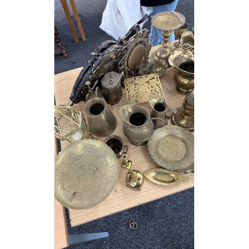 102 - Large selection of brass ware items to include jugs, ornaments, oil lamps, canons, egg timer etc