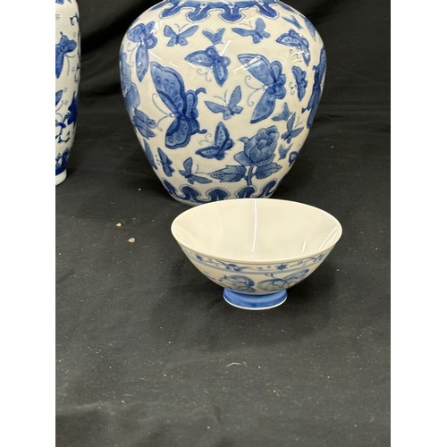 81 - Selection of 4 pieces of oriental pottery to include 2 bowls, 2 vases, no markers marks