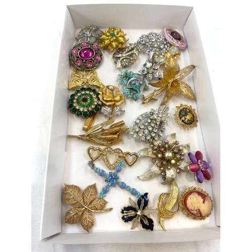 534 - Selection of vintage and later brooches