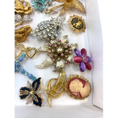 534 - Selection of vintage and later brooches