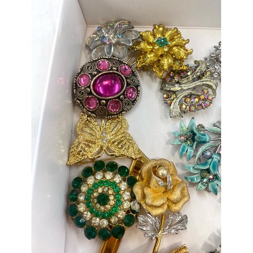 534 - Selection of vintage and later brooches