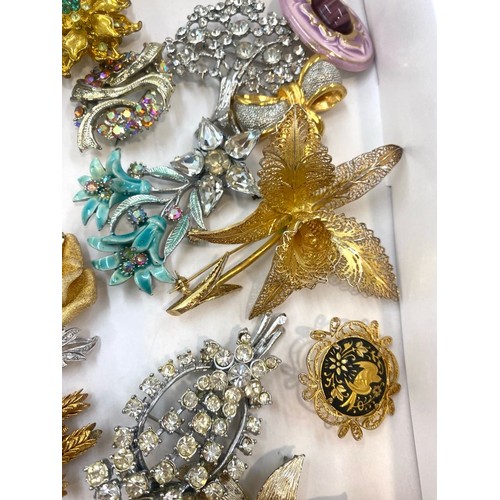 534 - Selection of vintage and later brooches