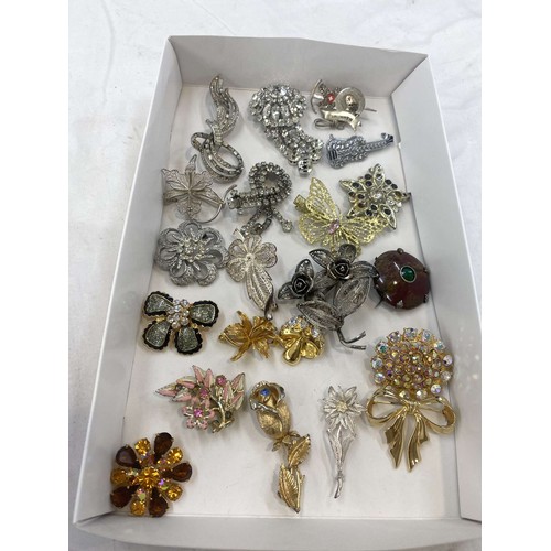 532 - Selection of vintage and later brooches