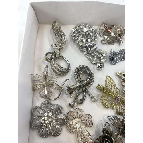 532 - Selection of vintage and later brooches