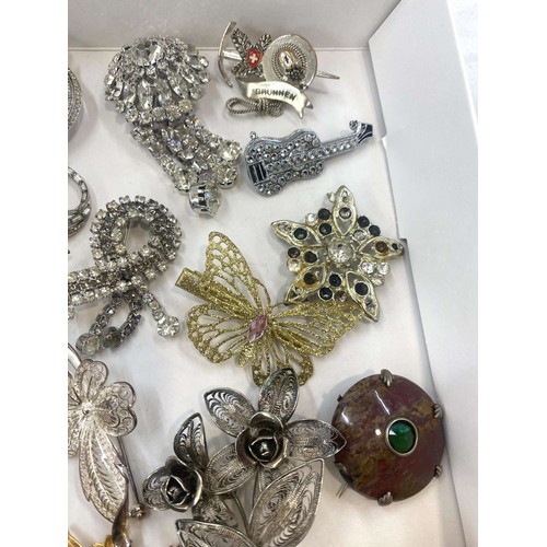 532 - Selection of vintage and later brooches