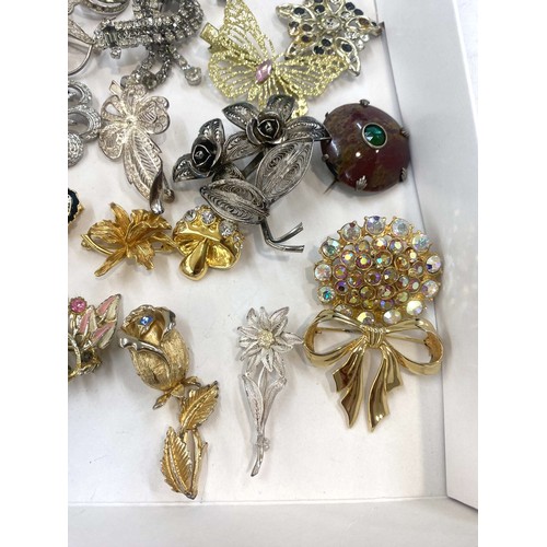 532 - Selection of vintage and later brooches