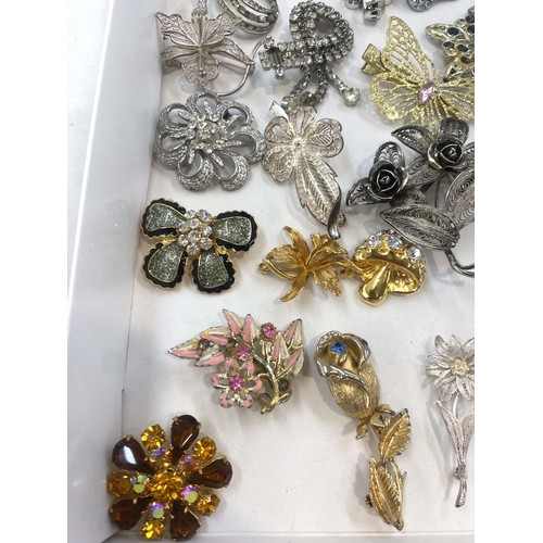 532 - Selection of vintage and later brooches