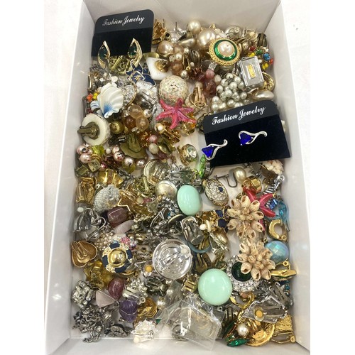 533 - Large selection of vintage and later earrings