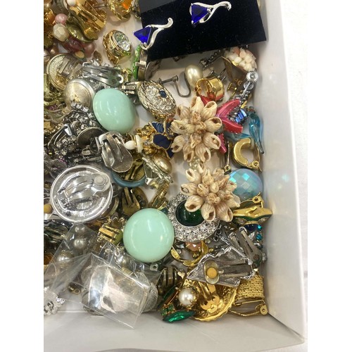 533 - Large selection of vintage and later earrings