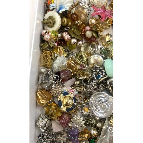 533 - Large selection of vintage and later earrings