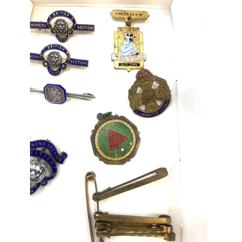 536 - Selection of assorted vintage bar brooches includes British Women sections etc