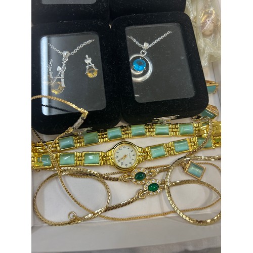 541 - Selection of assorted jewellery sets, some boxed