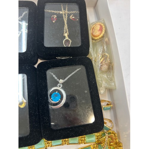 541 - Selection of assorted jewellery sets, some boxed