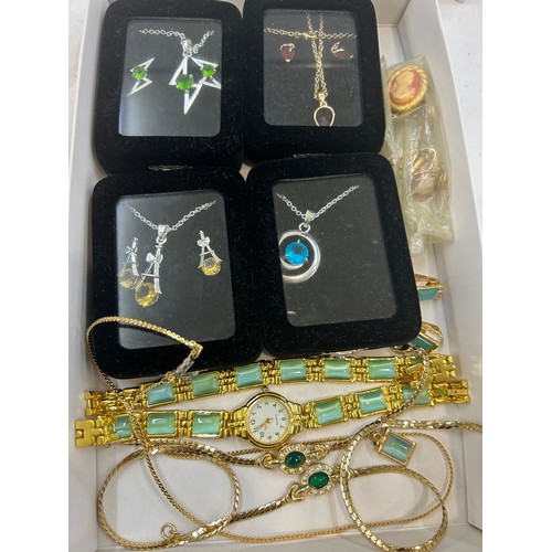 541 - Selection of assorted jewellery sets, some boxed