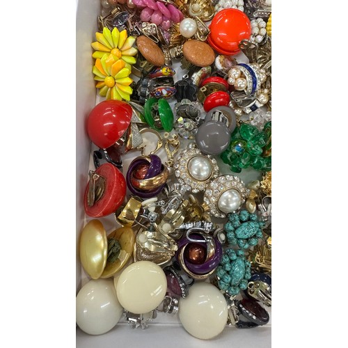 543 - Large selection of vintage and later earrings