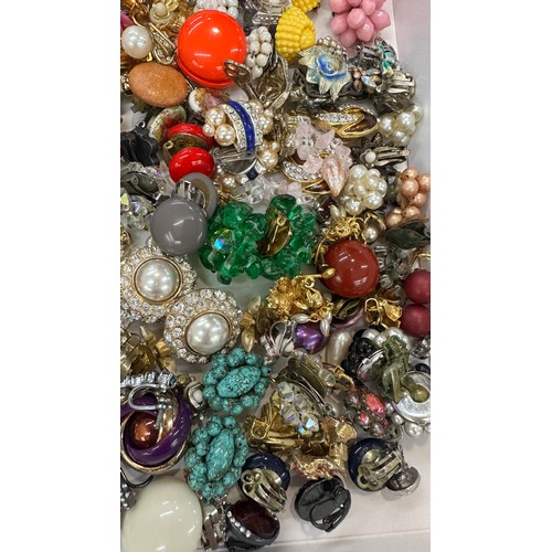 543 - Large selection of vintage and later earrings