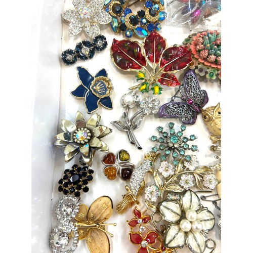 542 - Large selection of vintage and later brooches