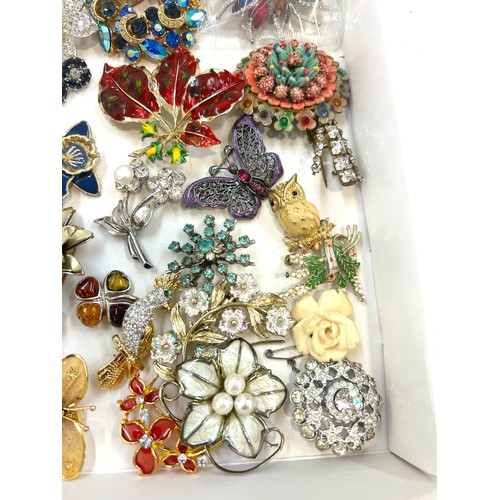 542 - Large selection of vintage and later brooches