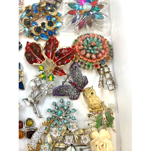 542 - Large selection of vintage and later brooches